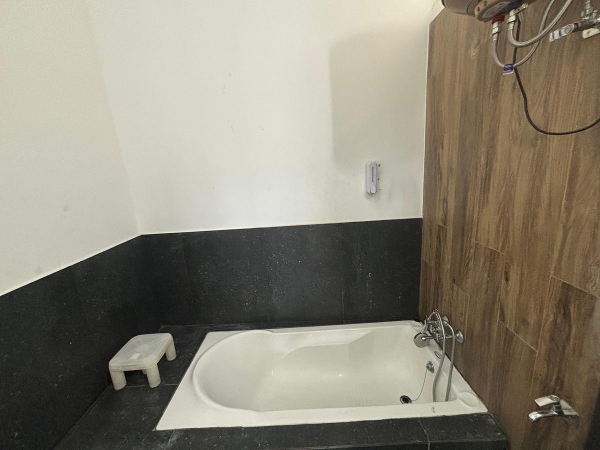 Suite bathroom with bathtub