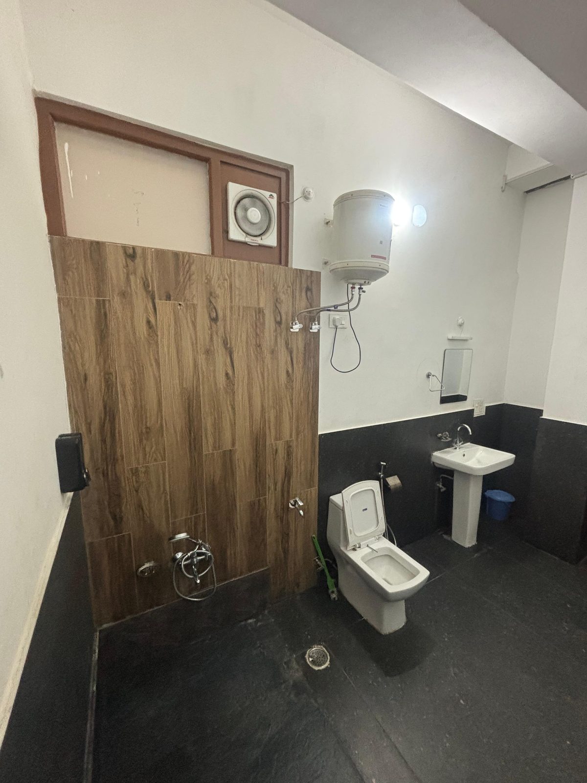 Deluxe room bathroom
